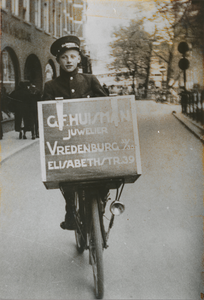 875309 Portret van Frans van Rijnsoever, zoon van W.A. van Rijnsoever, caféhouder in de Korte Viestraat in Wijk C, als ...